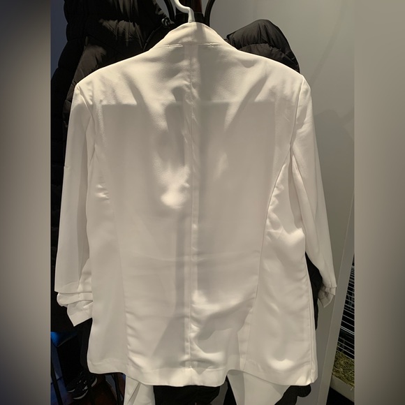 Belle Vere white blazer (sowed hole in sleeve) - Picture 2 of 3
